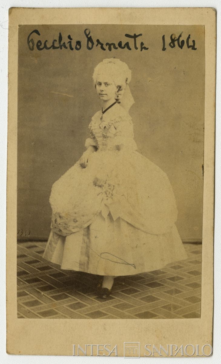 Ernesta Corda Pecchio, moglie di Luigi Pecchio figlio di Carlo, ritratta in studio in abito settecentesco, 1864 (foto di Alessandro Duroni)