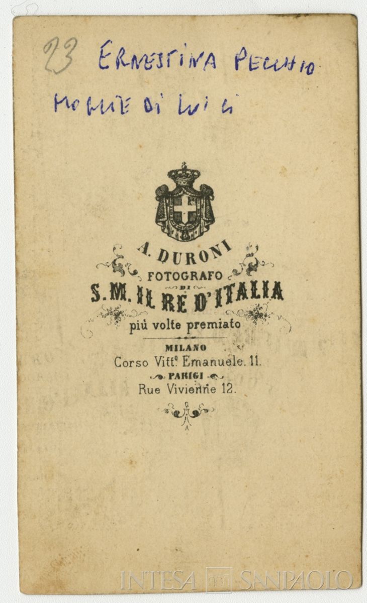 Ernesta Corda Pecchio, moglie di Luigi Pecchio figlio di Carlo, ritratta in studio in abito settecentesco, 1864 (foto di Alessandro Duroni, verso)