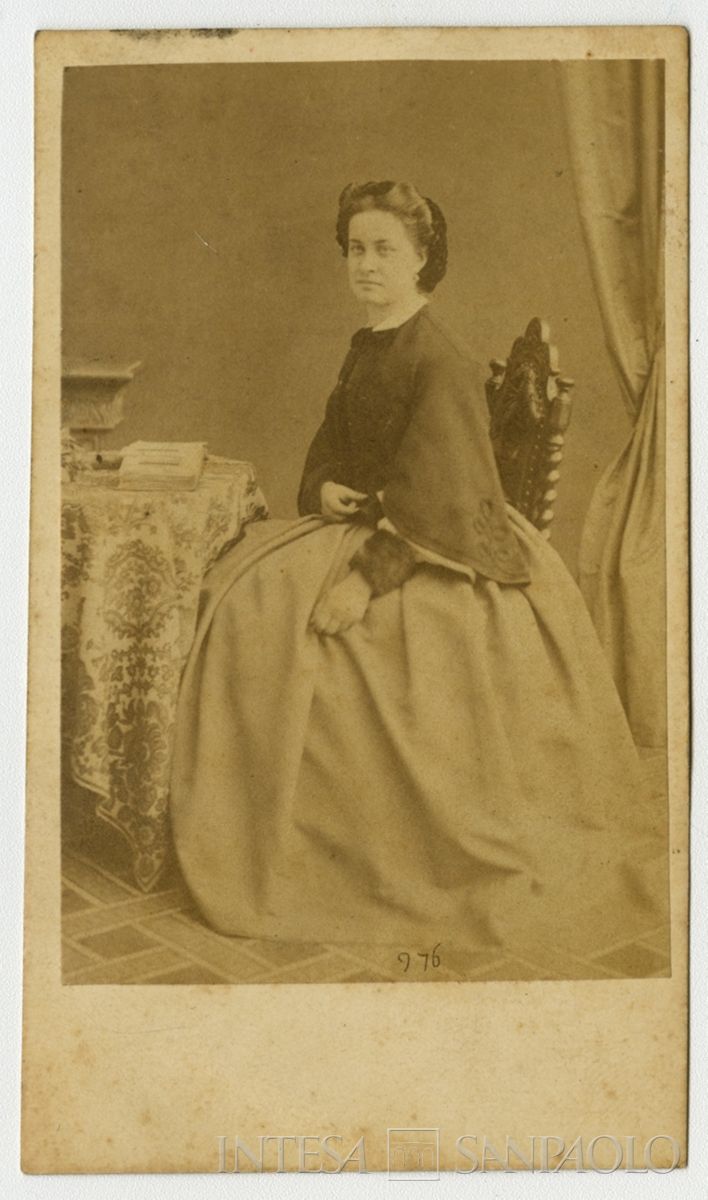 Maria Cattaneo ritratta in studio, 1860-1865 circa (foto di Alessandro Duroni)