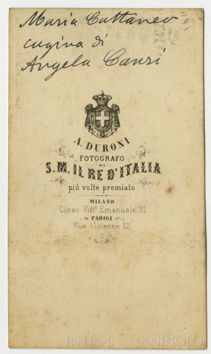 Maria Cattaneo ritratta in studio, 1860-1865 circa (foto di Alessandro Duroni, verso)