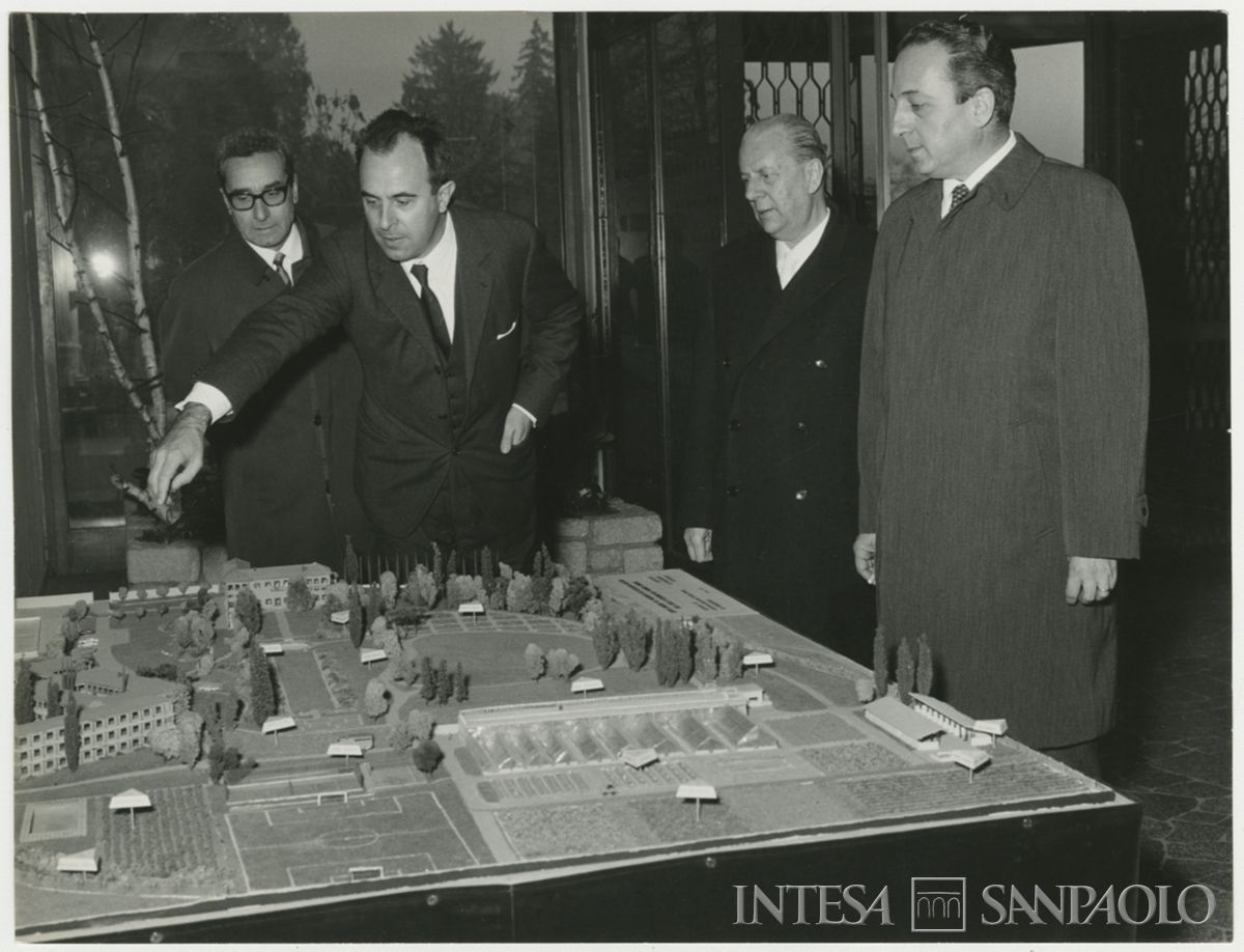 Visita del ministro all'agricoltura Sedati Giacomo presso le strutture Cariplo del settore agricolo, 18 novembre 1969 (Elle2)