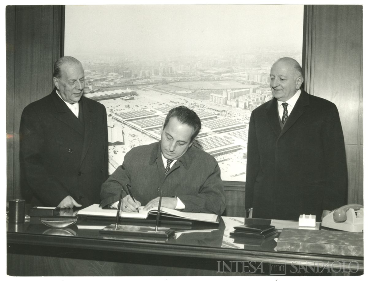 Visita del ministro all'agricoltura Sedati Giacomo presso le strutture Cariplo del settore agricolo, 18 novembre 1969 (Elle2)