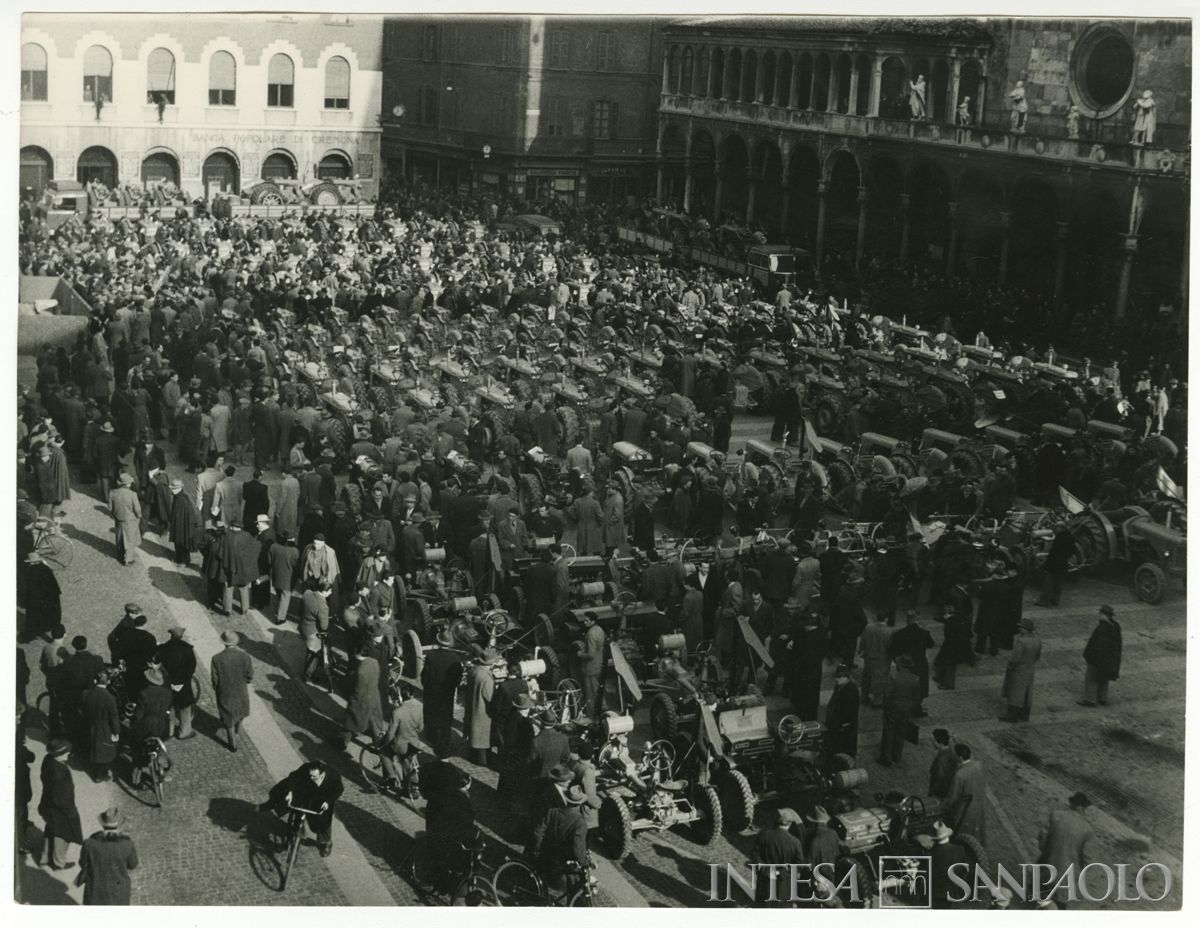 Cremona: cerimonia di consegna di trattori ai rurali, 1955 - 1960 (Foto Sbarberi)