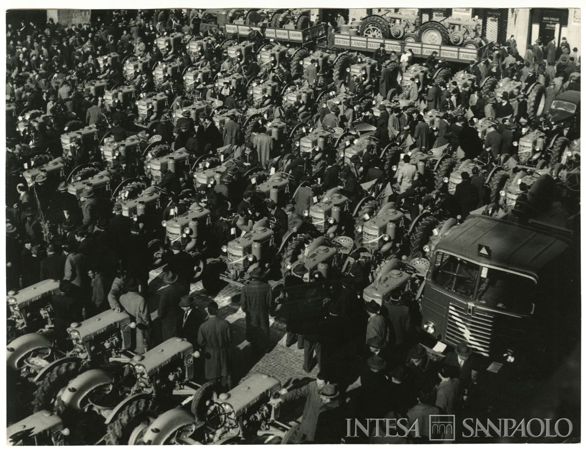 Cremona: cerimonia di consegna di trattori ai rurali, 1955 - 1960 (Foto Sbarberi)