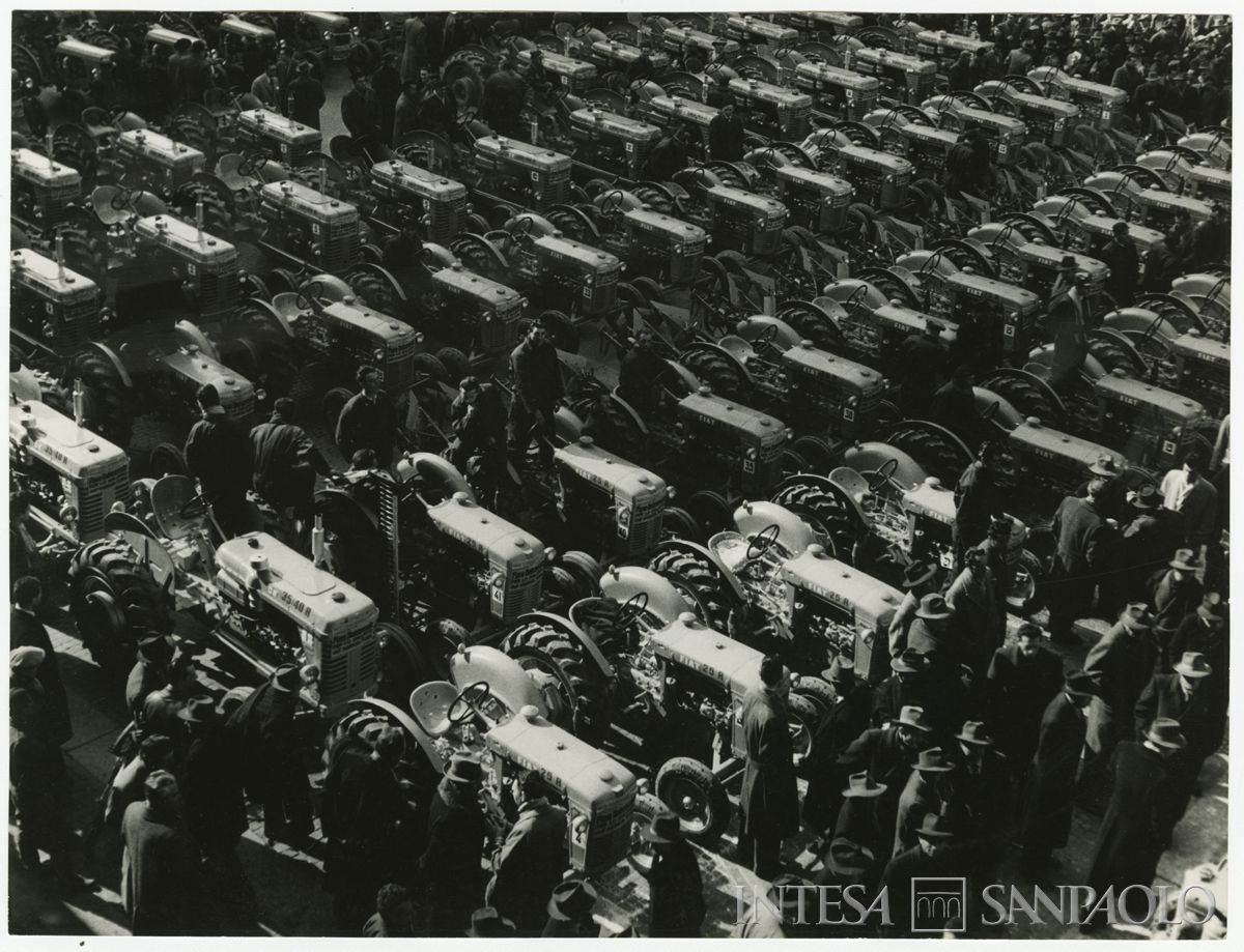 Cremona: cerimonia di consegna di trattori ai rurali, 1955 - 1960 (Foto Sbarberi)