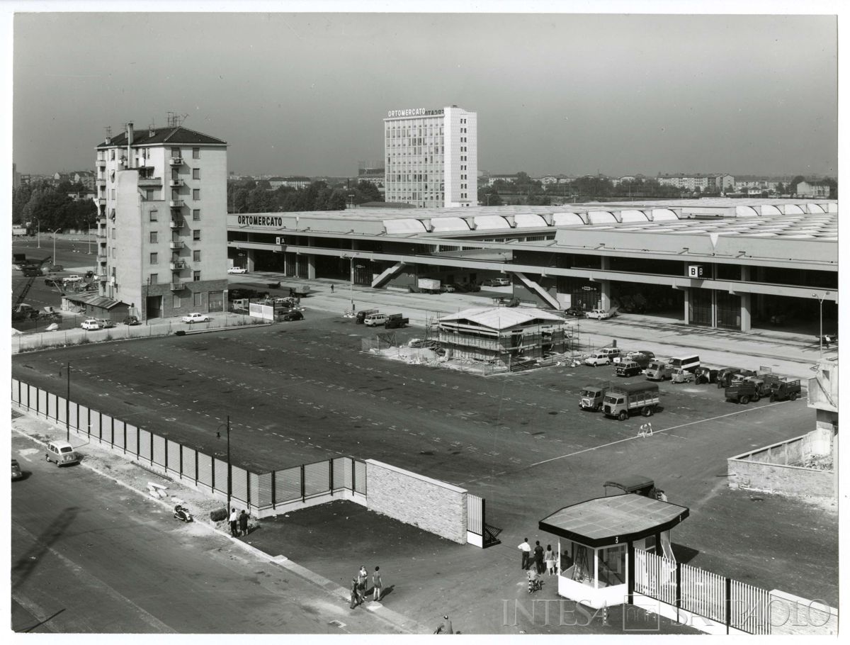 Cariplo, Mercato ortofrutticolo: vista  del piazzale con edificio n.i. in costruzione, 1965 - 1969 (Bromofoto)