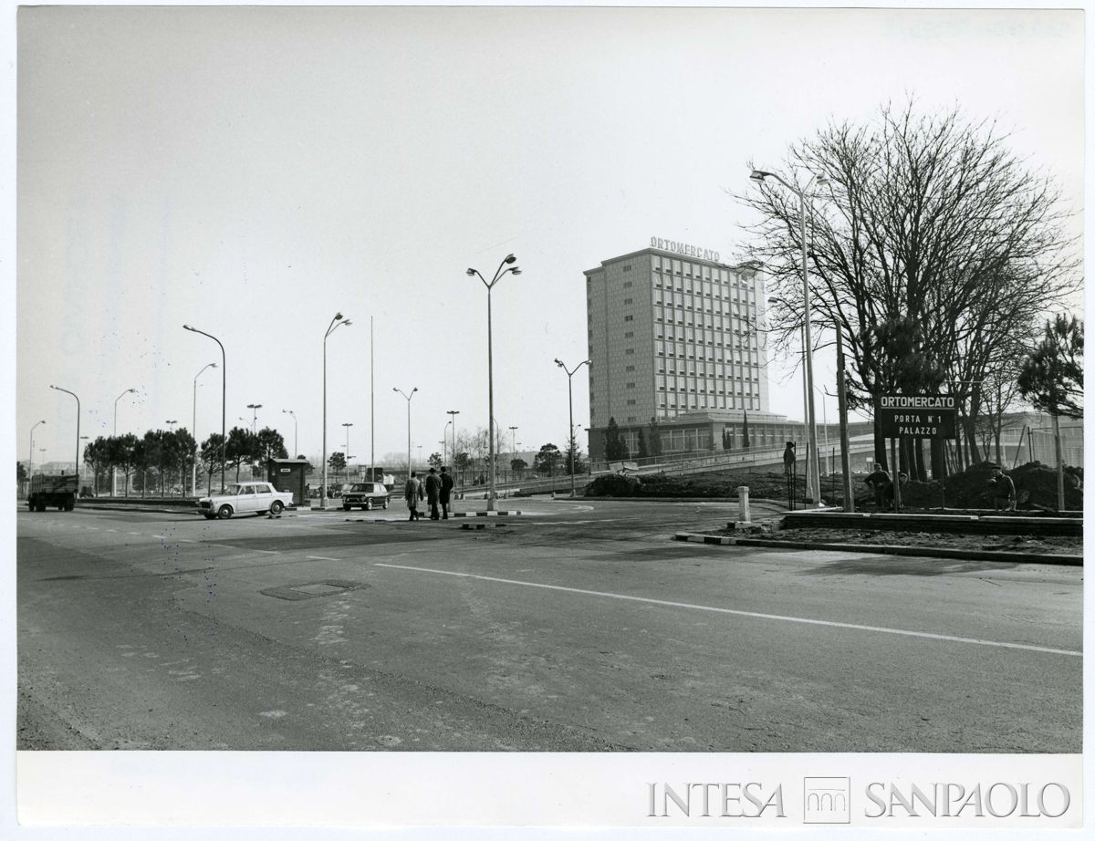 Cariplo, Mercato ortofrutticolo: esterno con vista del palazzo per uffici, 1965 - 1969 (Publifoto)