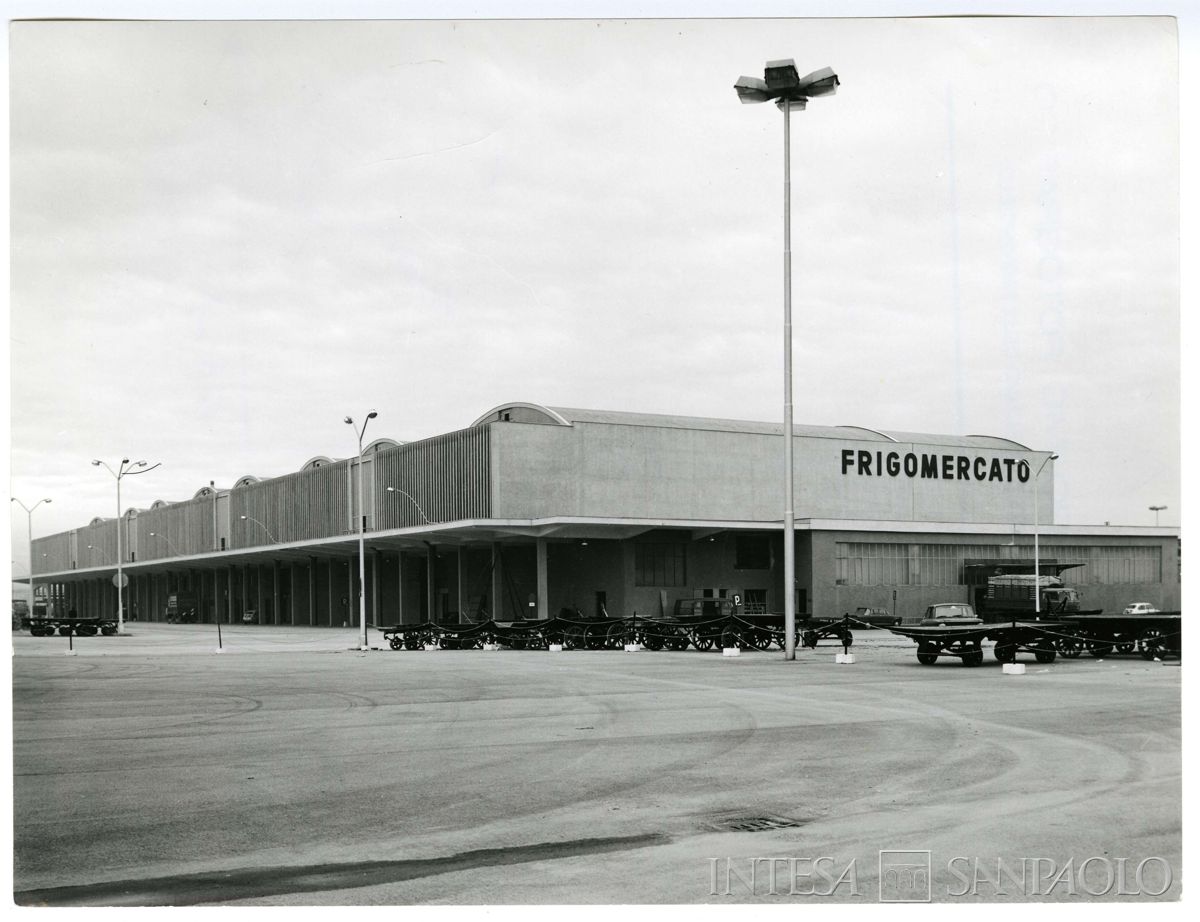 Cariplo, Mercato ortofrutticolo: esterno del frigomercato, 1965 - 1969 (Publifoto)
