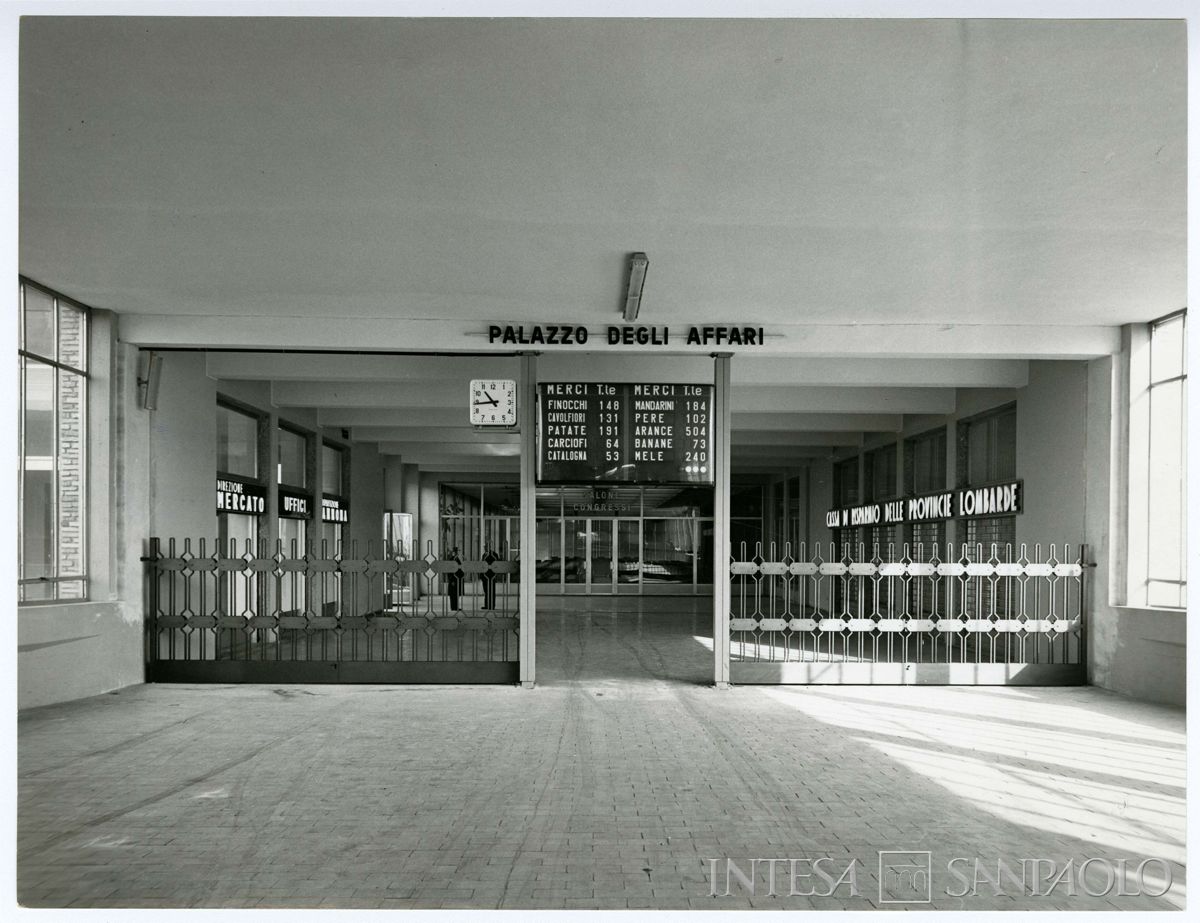 Cariplo, Mercato ortofrutticolo: entrata del palazzo degli affari, 8 febbraio 1967 (Publifoto)