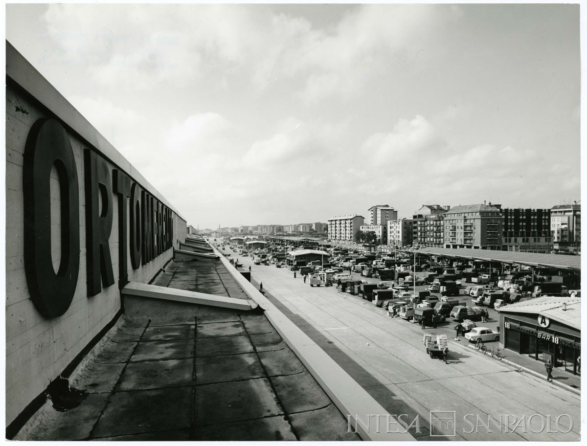 Cariplo, Mercato ortofrutticolo: particolare del piazziale durante una giornata di lavoro, 15 giguno 1967 (Publifoto)