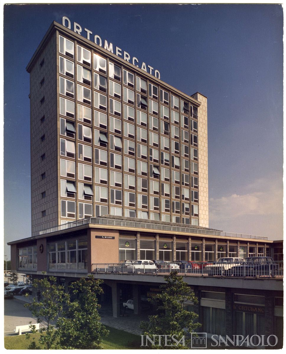 Cariplo, Mercato ortofrutticolo: esterno di Palazzo degli Affari, settembre 1969 (foto Elle2)