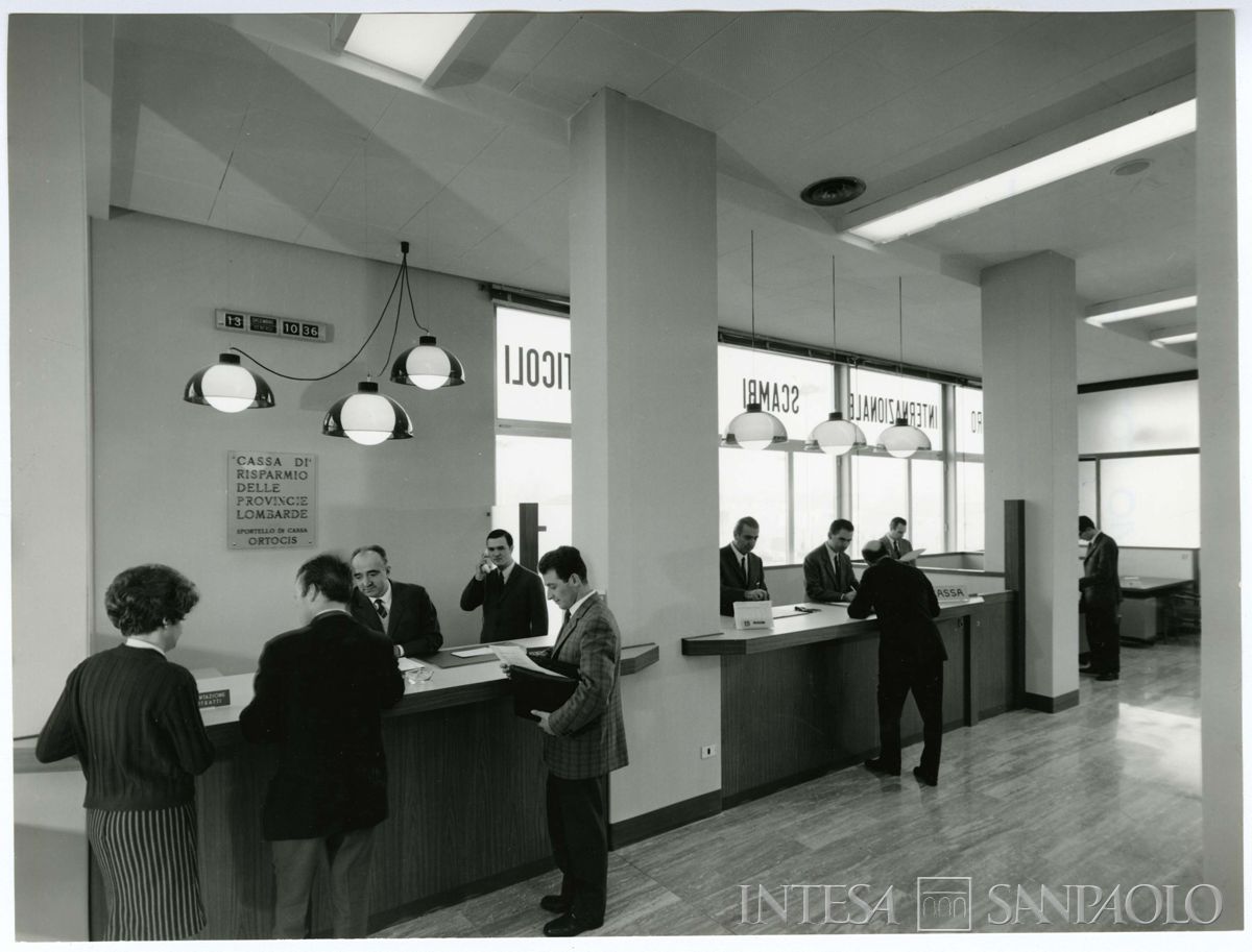 Cariplo, Mercato ortofrutticolo: Ortocis, salone delle contrattazioni con personale e clientela, 13 dicembre 1968 (Publifoto)