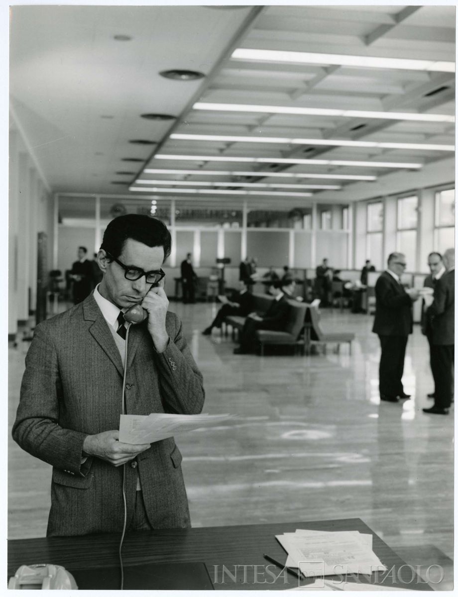 Cariplo, Mercato ortofrutticolo: Ortocis, dipendente al lavoro presso il salone delle contrattazioni, 13 dicembre 1968 (Publifoto)