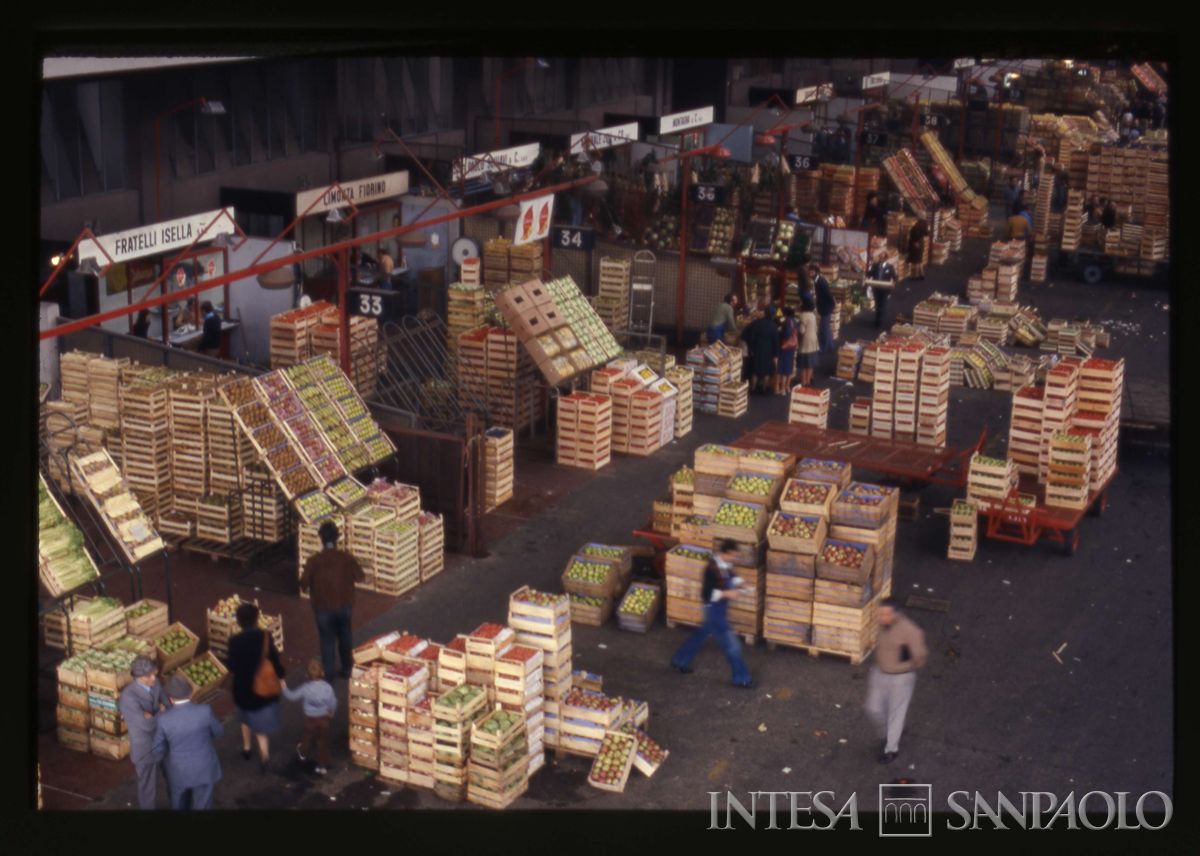 Cariplo, Mercato ortofrutticolo: struttura in attività, 1978 (fotografo sconosciuto)