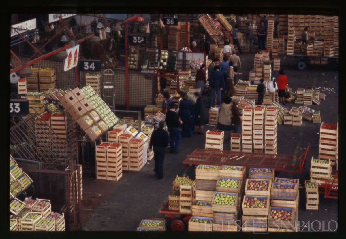 Cariplo, Mercato ortofrutticolo: struttura in attività, 1978 (fotografo sconosciuto)