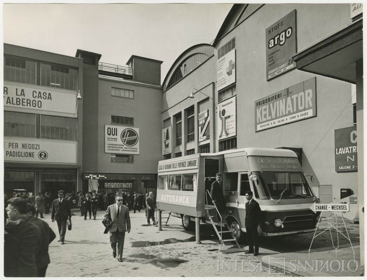 Milano, autobanca presso la XLI Fiera Campionaria, aprile 1963 (Publifoto)