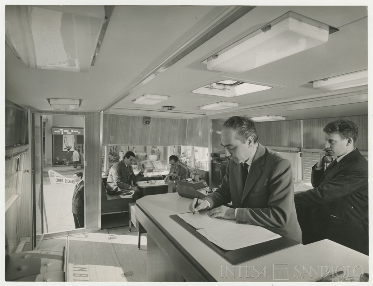 Milano, autobanca presso la XLI Fiera Campionaria, aprile 1963 (Publifoto)