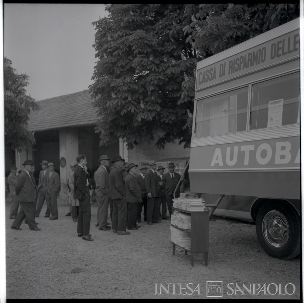 Casteggio, autobanca presso la Fiera di Casteggio, agosto - settembre 1964 (fotografo sconosciuto)