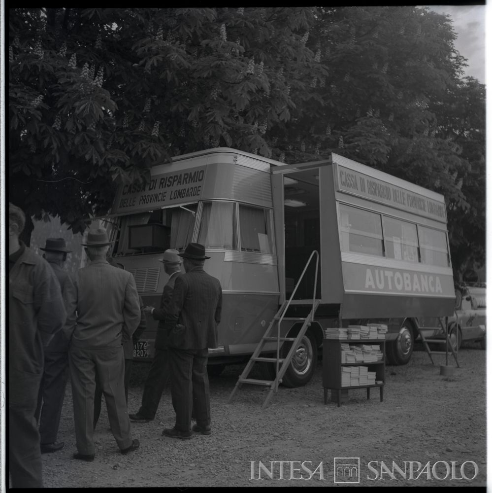Casteggio, autobanca presso la Fiera di Casteggio, agosto - settembre 1964 (fotografo sconosciuto)