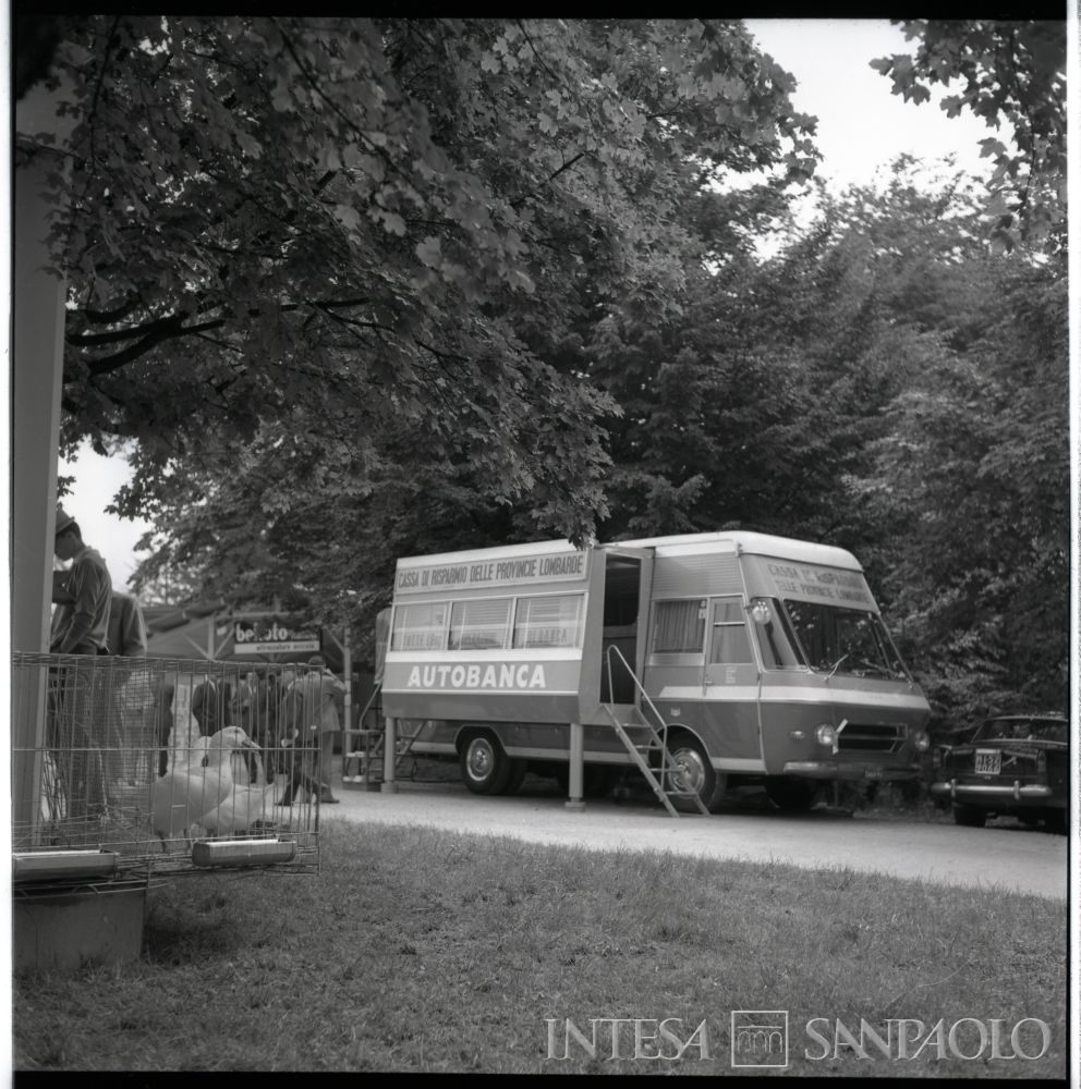 Varese, autobanca presso la XI Mostra internazionale avicola, 18- 22 maggio 1964 (fotografo sconosciuto)