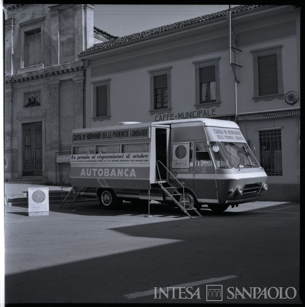 Autobanca in occasione del giro di propaganda "Un premio ai risparmiatori di Ottobre" a Cameri, 31 ottobre 1964 - 05 novembre 1964 (fotografo sconosciuto)