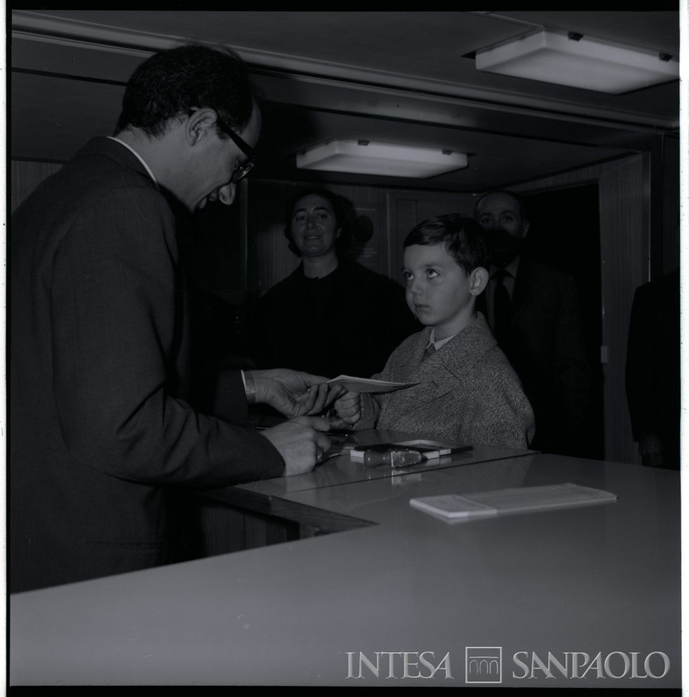 Autobanca in occasione del giro di propaganda "Un premio ai risparmiatori di Ottobre" a Somma Lombardo, 31 ottobre 1964 - 05 novembre 1964 (fotografo sconosciuto)