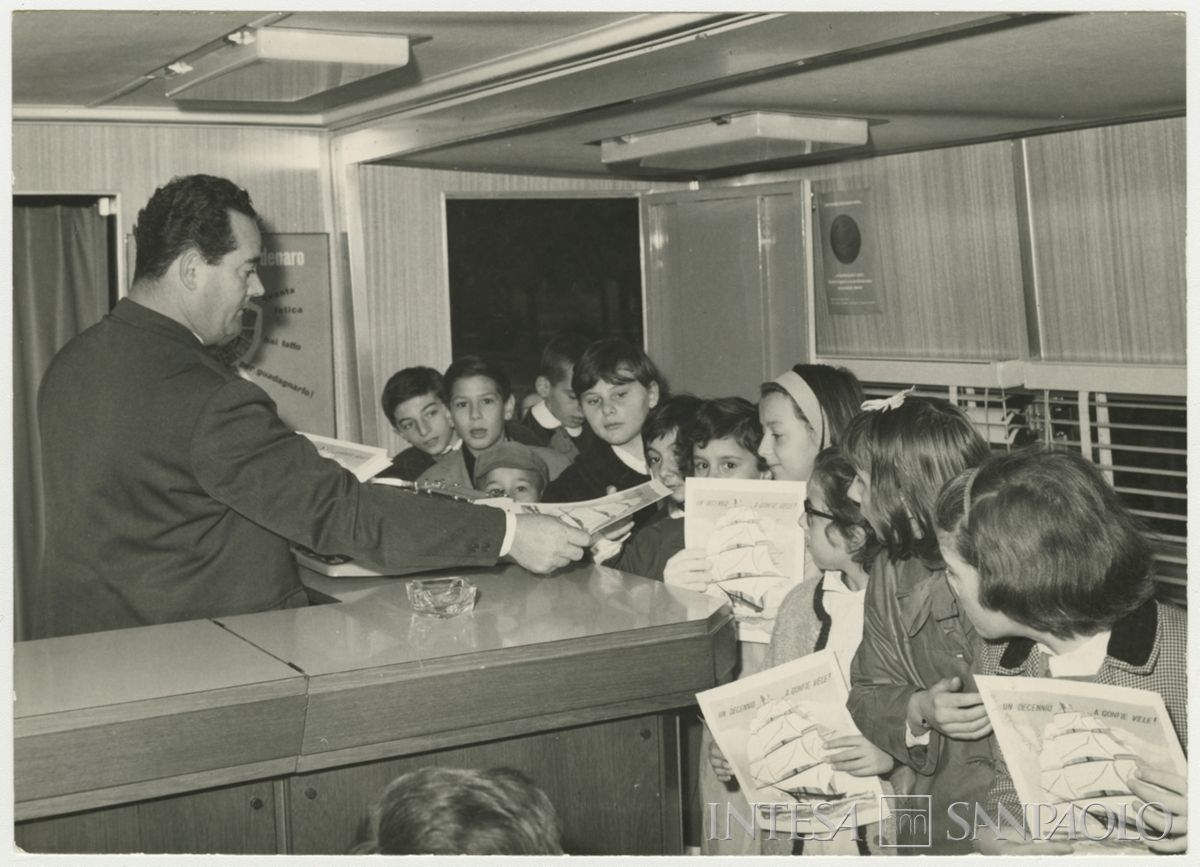 Autobanca in occasione del giro di propaganda "Un premio ai risparmiatori di Ottobre" presso la scuola Casa del Sole di Milano, 31 ottobre 1964 - 05 novembre 1964 (fotografo sconosciuto)