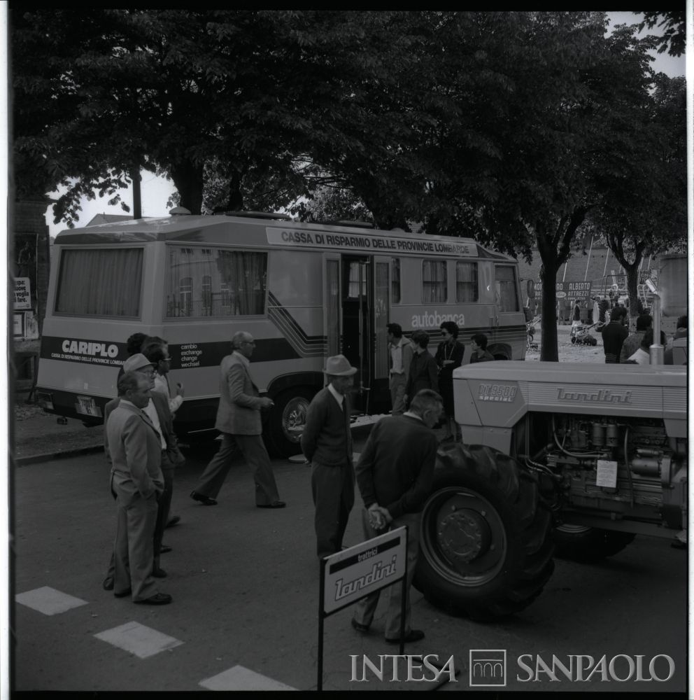 Tortona, autobanca presso fiera n.i., maggio 1976 (fotografo sconosciuto)