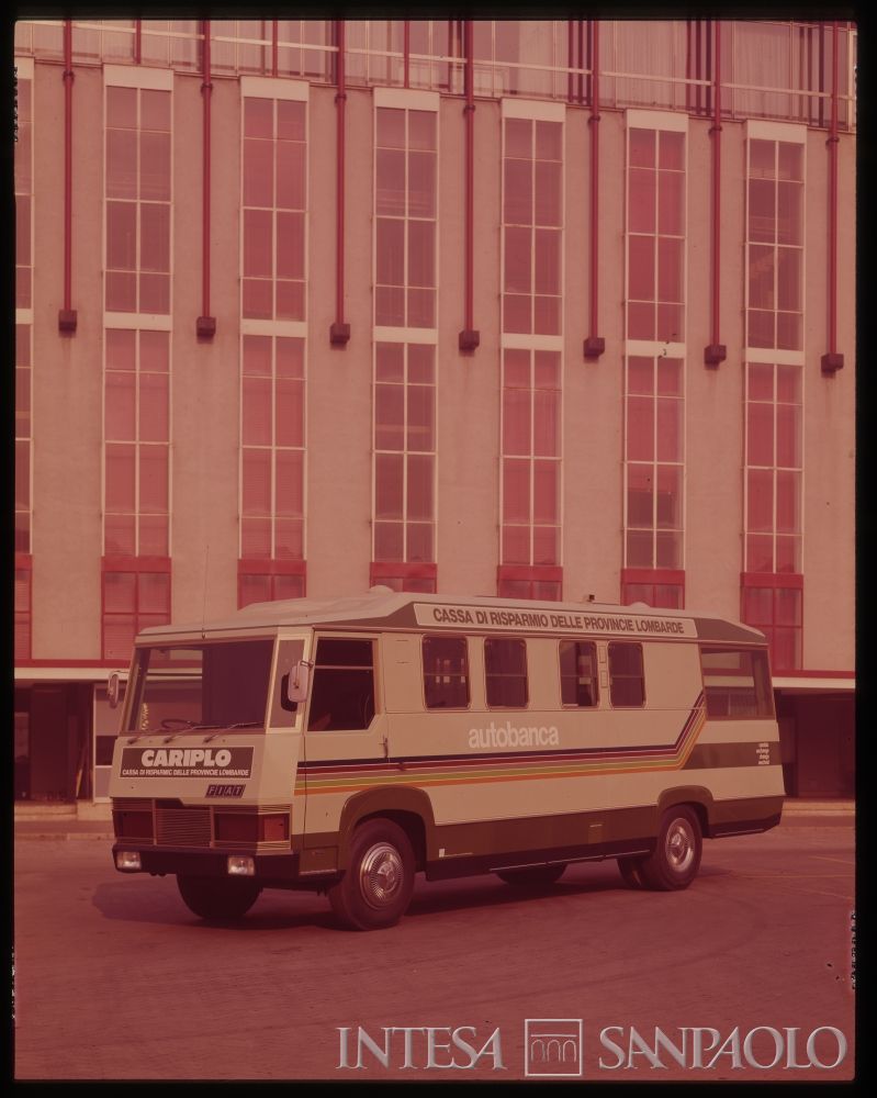 Autoveicolo allestito ad autobanca, gennaio  - marzo 1976 (Mario La Porta)
