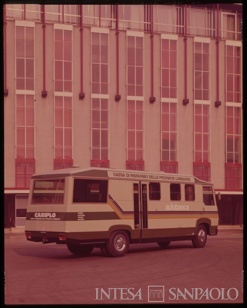 Autoveicolo allestito ad autobanca, gennaio  - marzo 1976 (Mario La Porta)