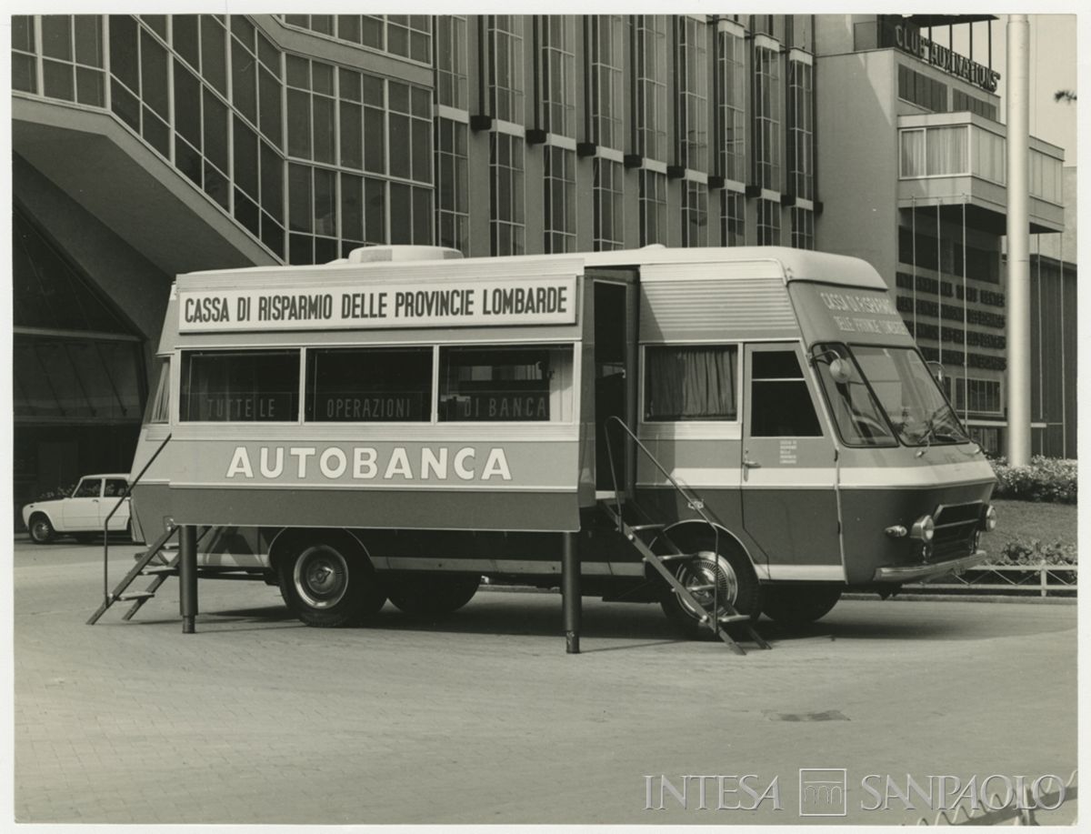 Milano, autobanca presso il Centro internazionale degli scambi alla Fiera di Milano, agosto 1968 (Publifoto)