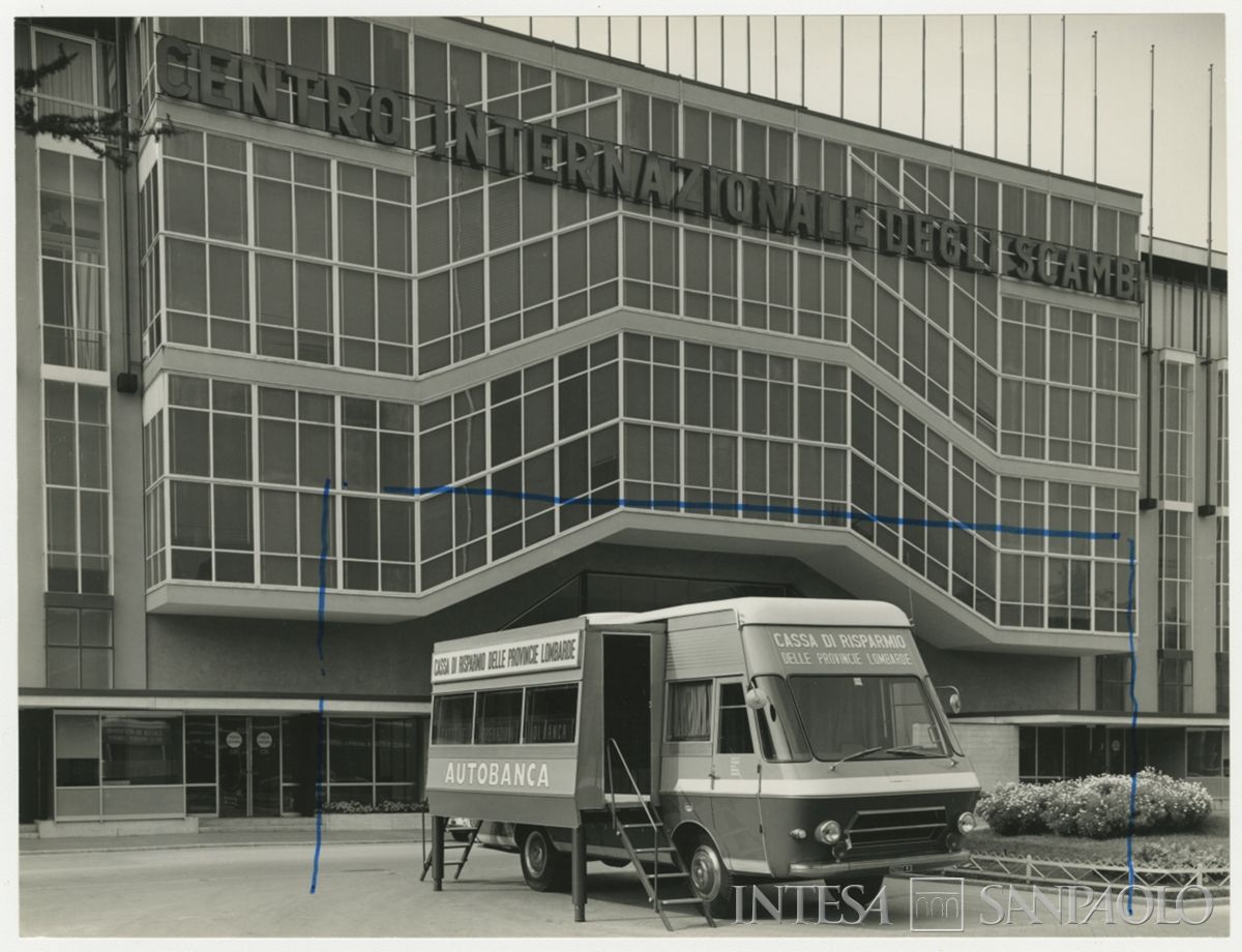Milano, autobanca presso il Centro internazionale degli scambi alla Fiera di Milano, agosto 1968 (Publifoto)