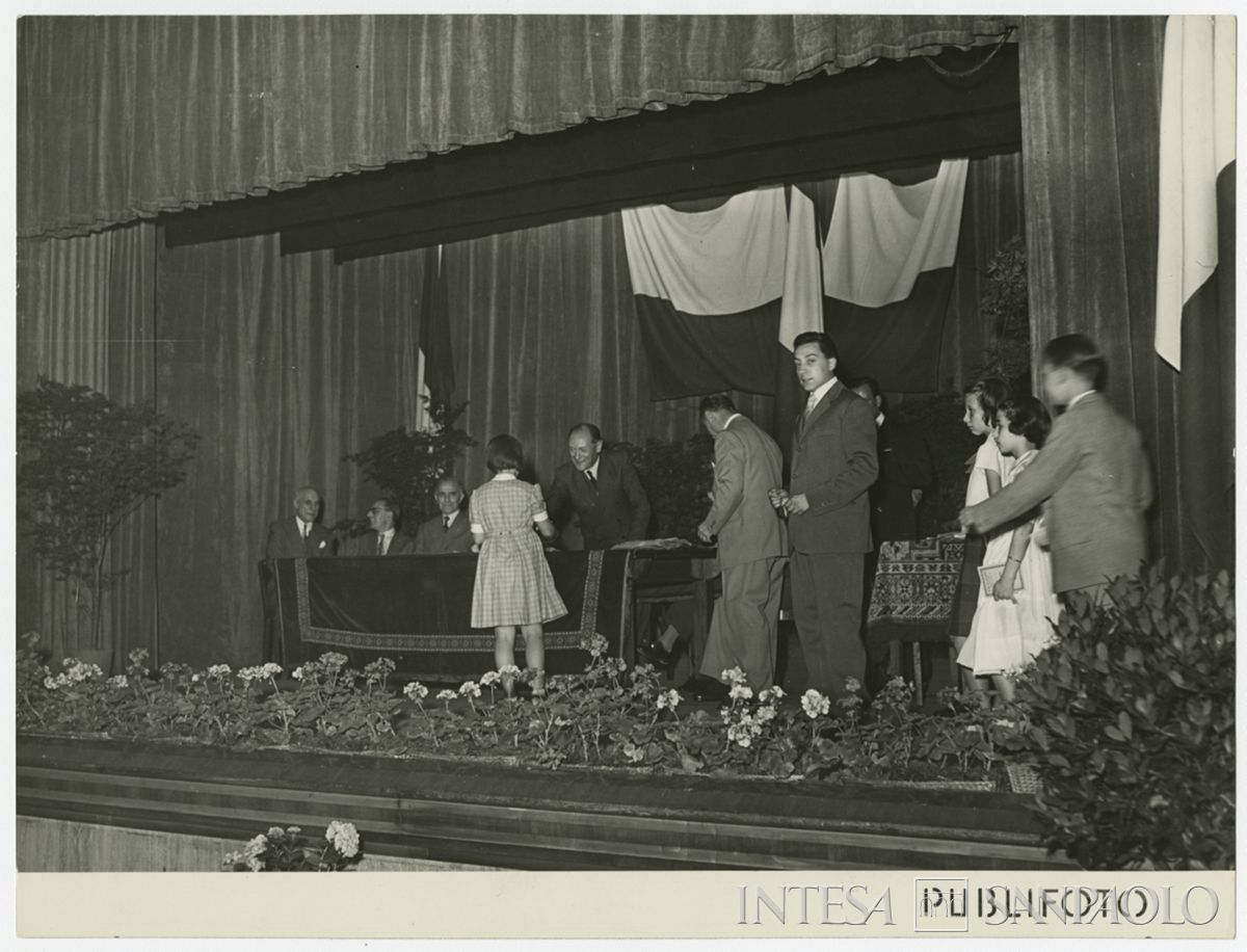 Premiazione alunni, 18 giugno 1950 (Publifoto)