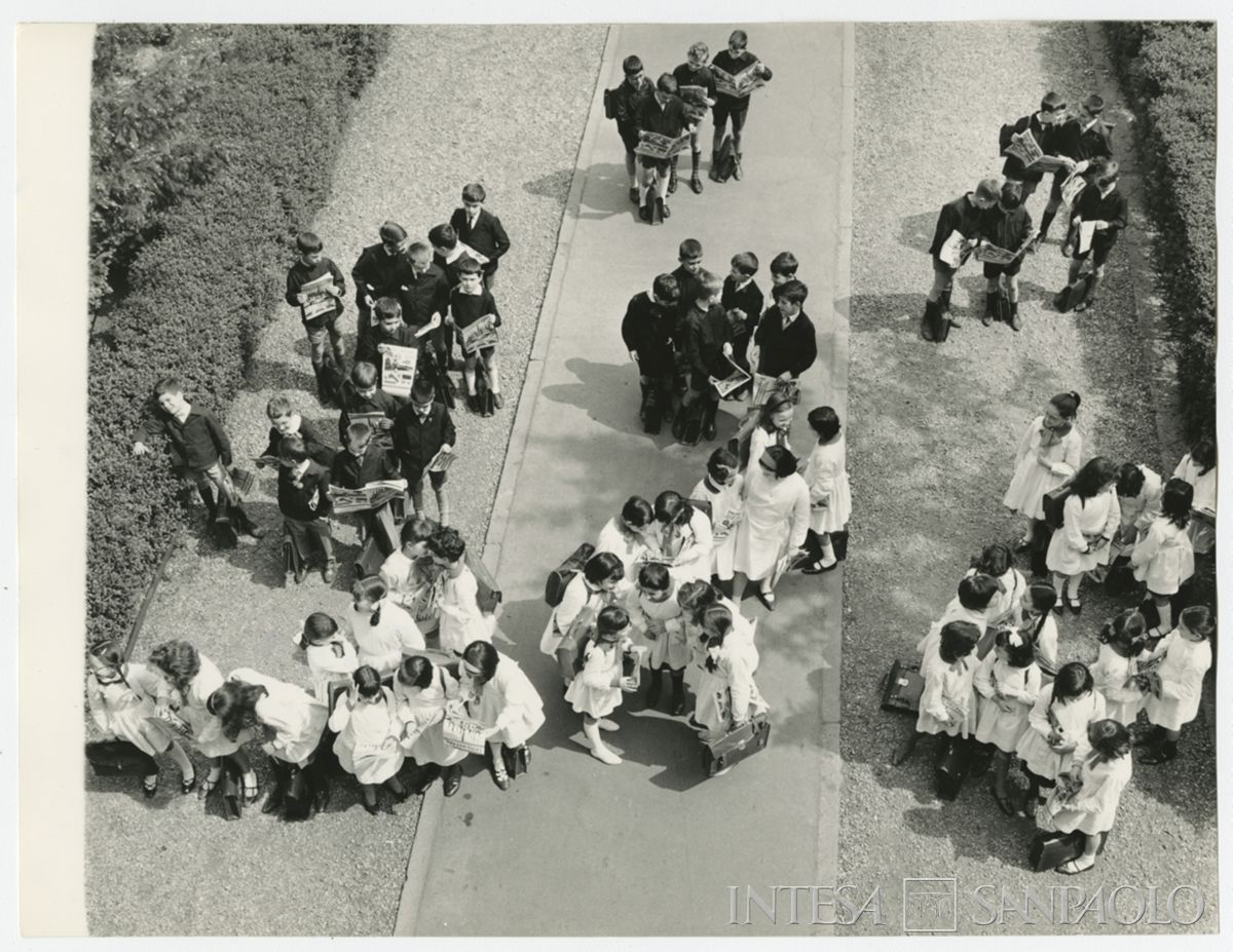 Ripresa dall'alto di alunni in posa con il giornale "La via migliore", aprile 1965 (Publifoto)