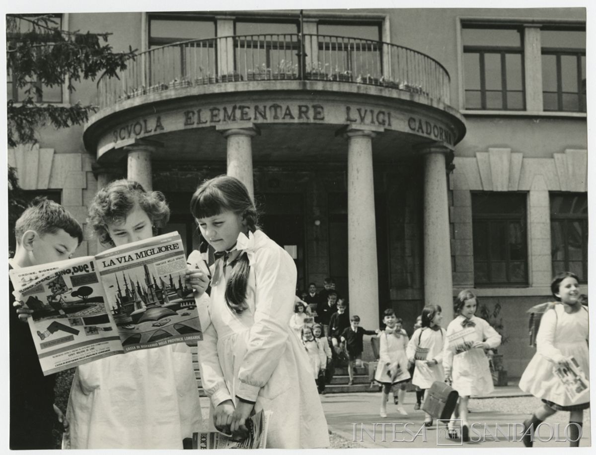 Alunni leggono il giornale "La via migliore" all'uscita da scuola, aprile 1965 (Publifoto)