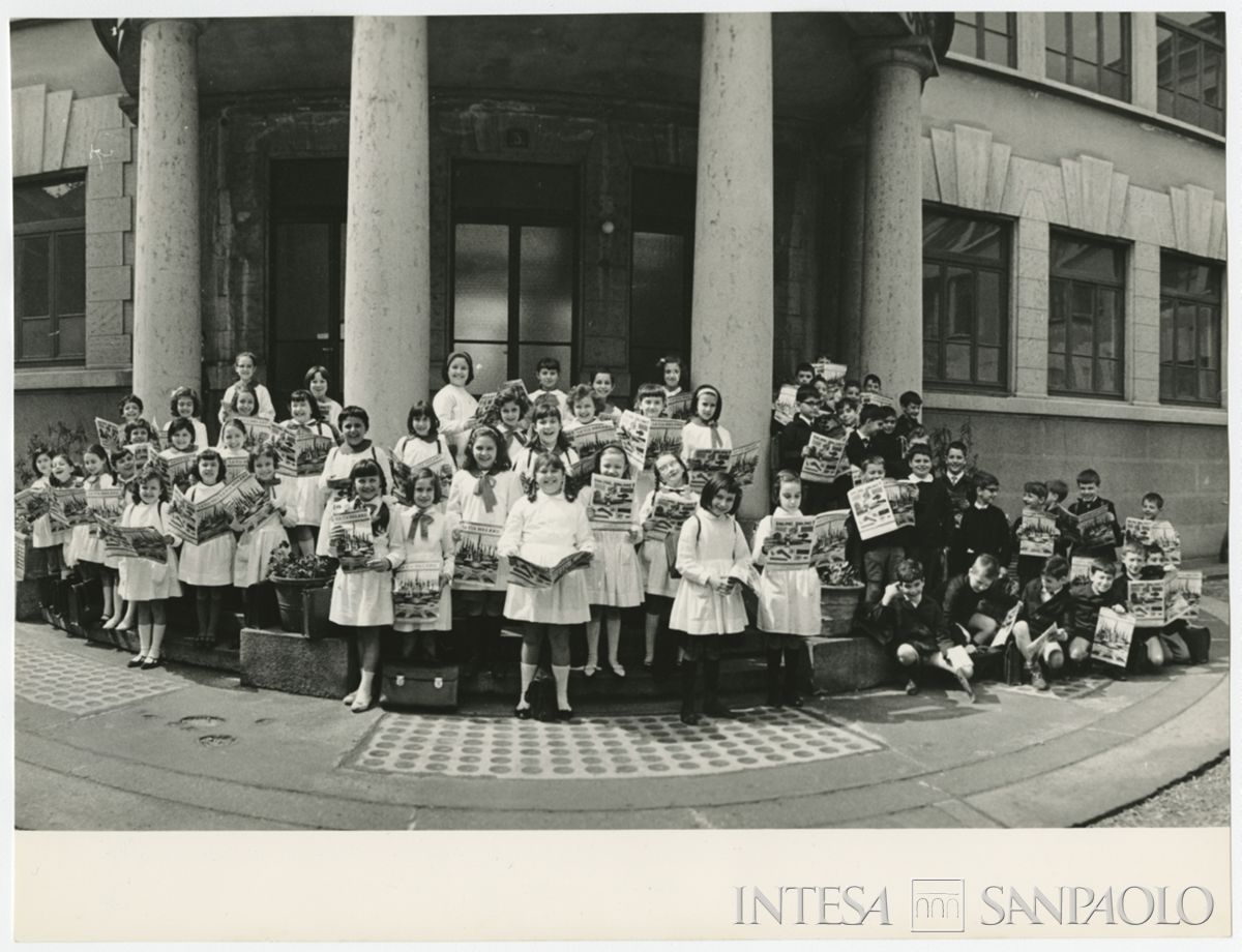 Alunni in gruppo davanti a scuola con il giornale "La via migliore", aprile 1965 (Publifoto)