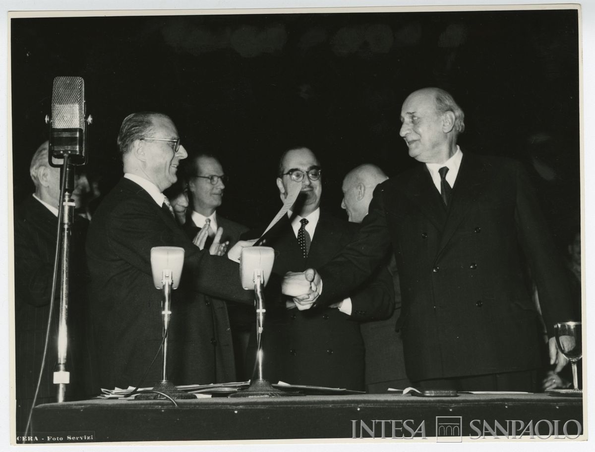 Cerimonia per il 200° miliardo dell'Istituto al Teatro alla Scala: sono riconoscibili Dell'Amore Giordano (primo da sinistra), Gutierrez Giovanni (secondo da destra) e Ravizza Filippo (primo da destra), 06 febbraio 1955 (foto di Cera Foto-Servizi)
