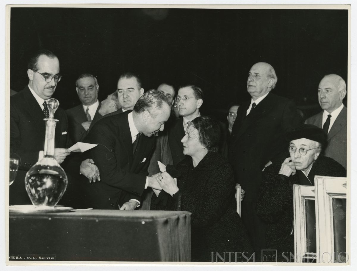 Cerimonia per il 200° miliardo dell'Istituto al Teatro alla Scala, è riconoscibile Romani Francesca (vedova di De Gasperi, seconda da destra), 06 febbraio 1955 (foto di Cera Foto-Servizi)