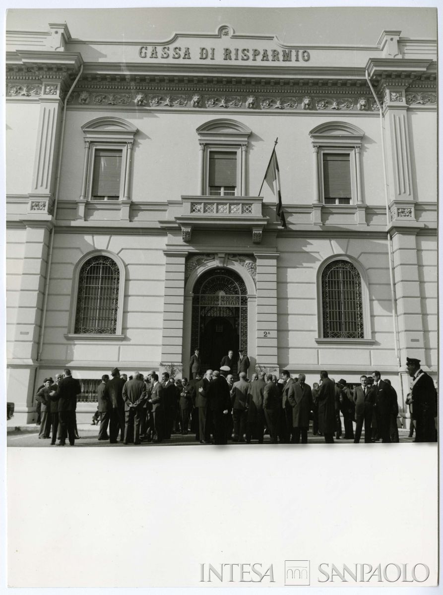 La sede della Cassa di Risparmio di Mirandola nella giornata della celebrazione del centenario, 19 ottobre 1964 (foto G. Trentini)