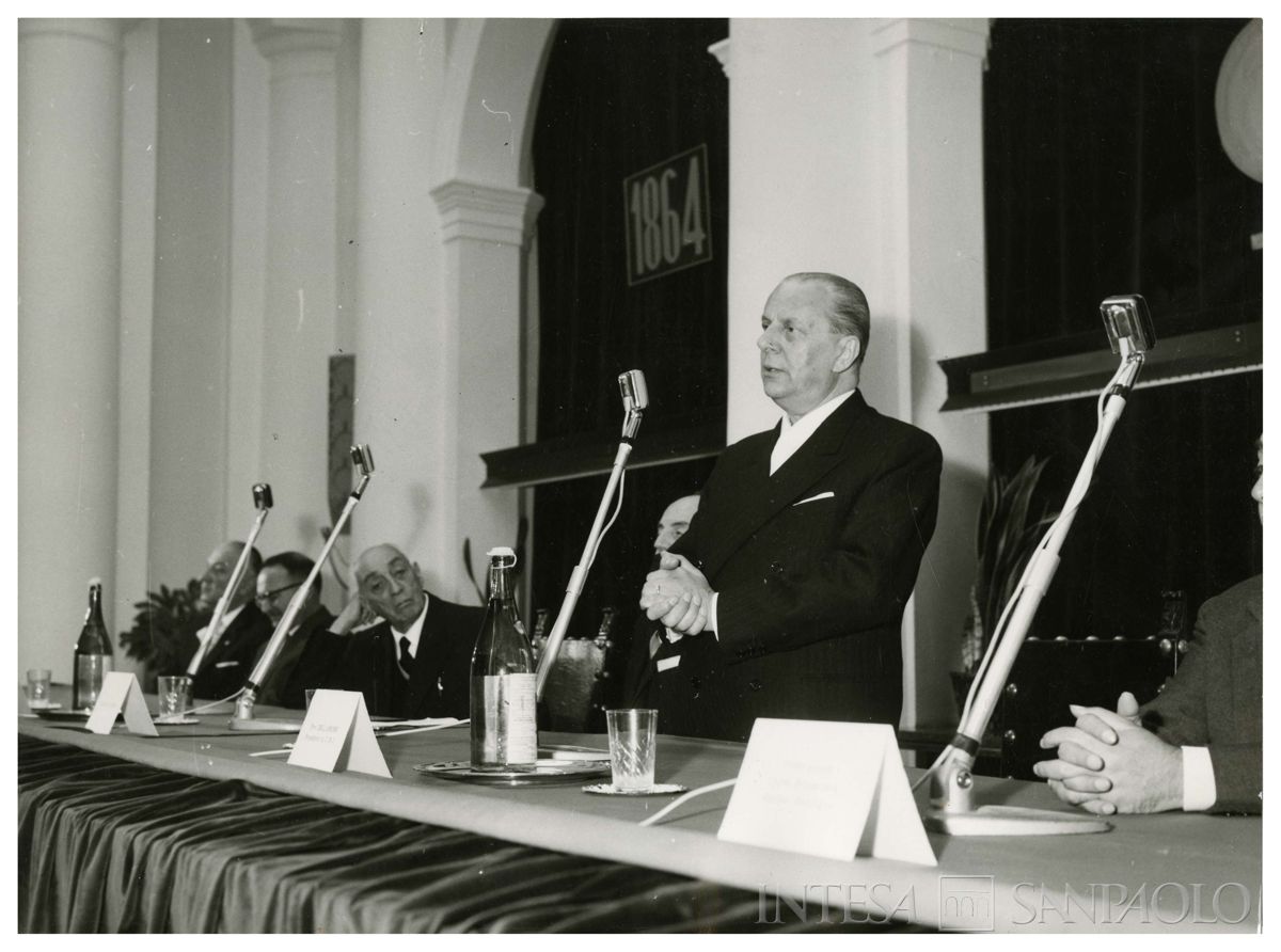 Celebrazione del centenario della Cassa di Risparmio di Mirandola: intervento del presidente della Cariplo e dell'ACRI Giordano Dell'Amore, 19 ottobre 1964 (foto G. Trentini)