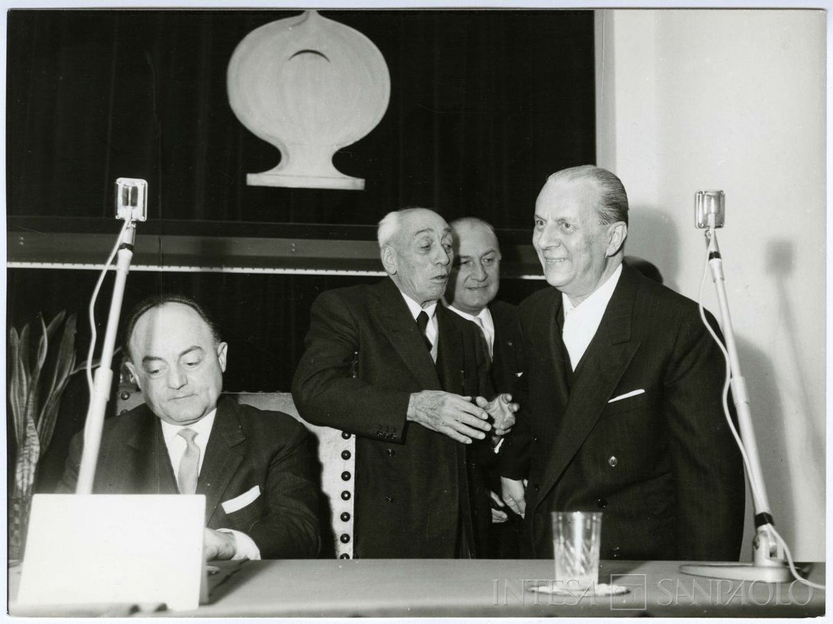 Il presidente della Cassa di Risparmio di Mirandola Mario Merighi (terzo da destra) si congratula con Dell'Amore Giordano (primo da destra), 19 ottobre 1964 (foto G. Trentini)