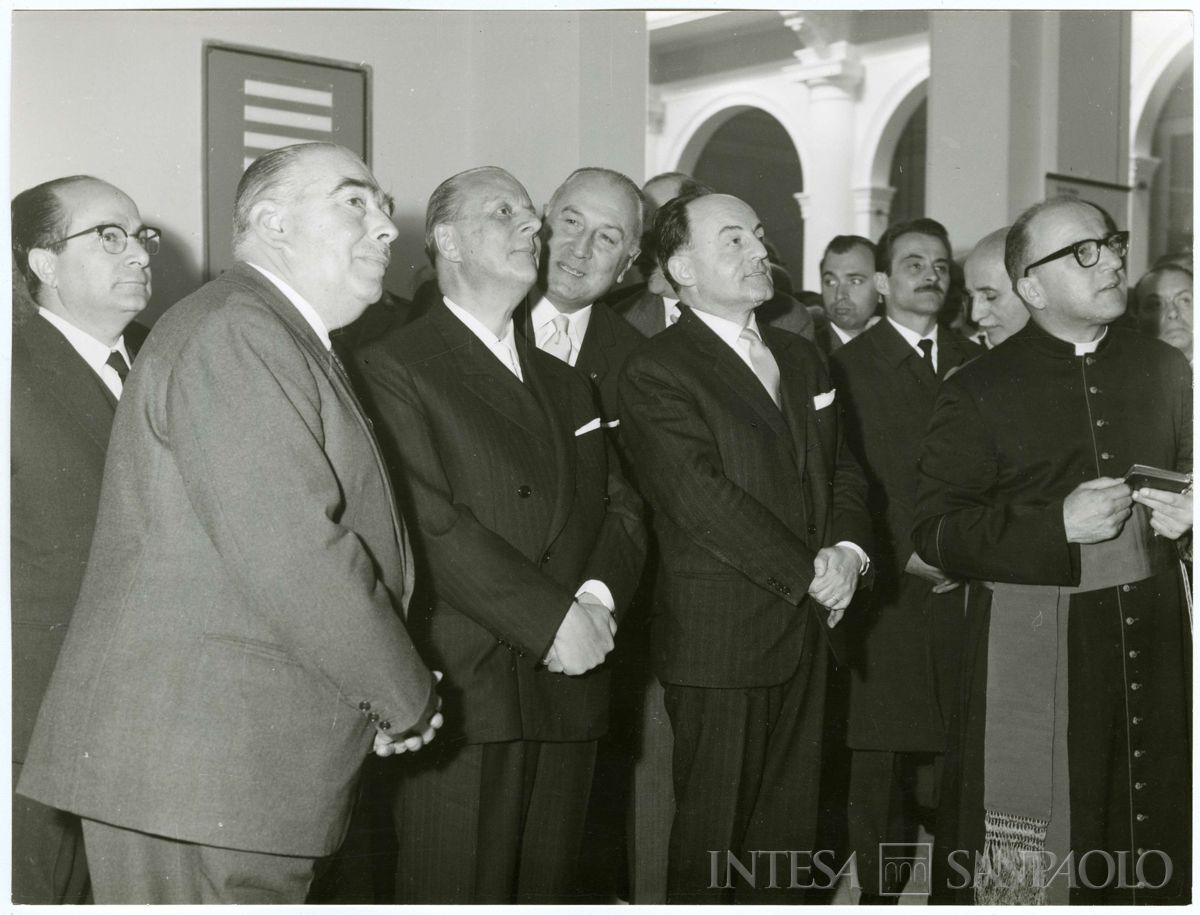Da sinistra in prima fila il presidente della Federazione delle Casse di Risparmio dell'Emilia dottor Borri, il presidente della Cariplo Giordano Dell'Amore e il sottosegretario al Ministero del Tesoro Giuseppe Belotti, 19 ottobre 1964 (foto G. Trentini)