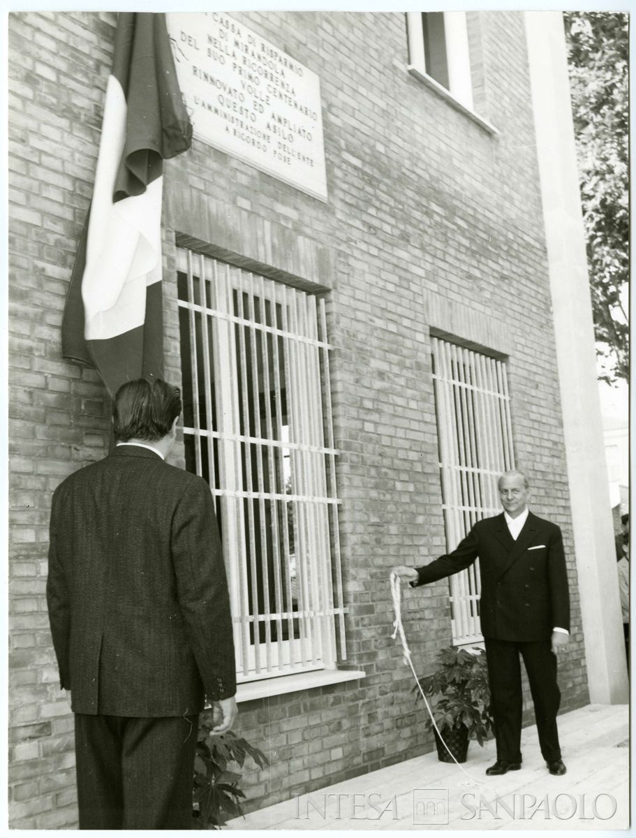 Giordano Dell'Amore (a destra) durante la cerimonia di benedizione dell'Asilo Infantile di Mirandola svoltasi in occasione delle celebrazioni del centenario della Cassa di Risparmio di Mirandola,19 ottobre 1964 (foto G. Trentini)