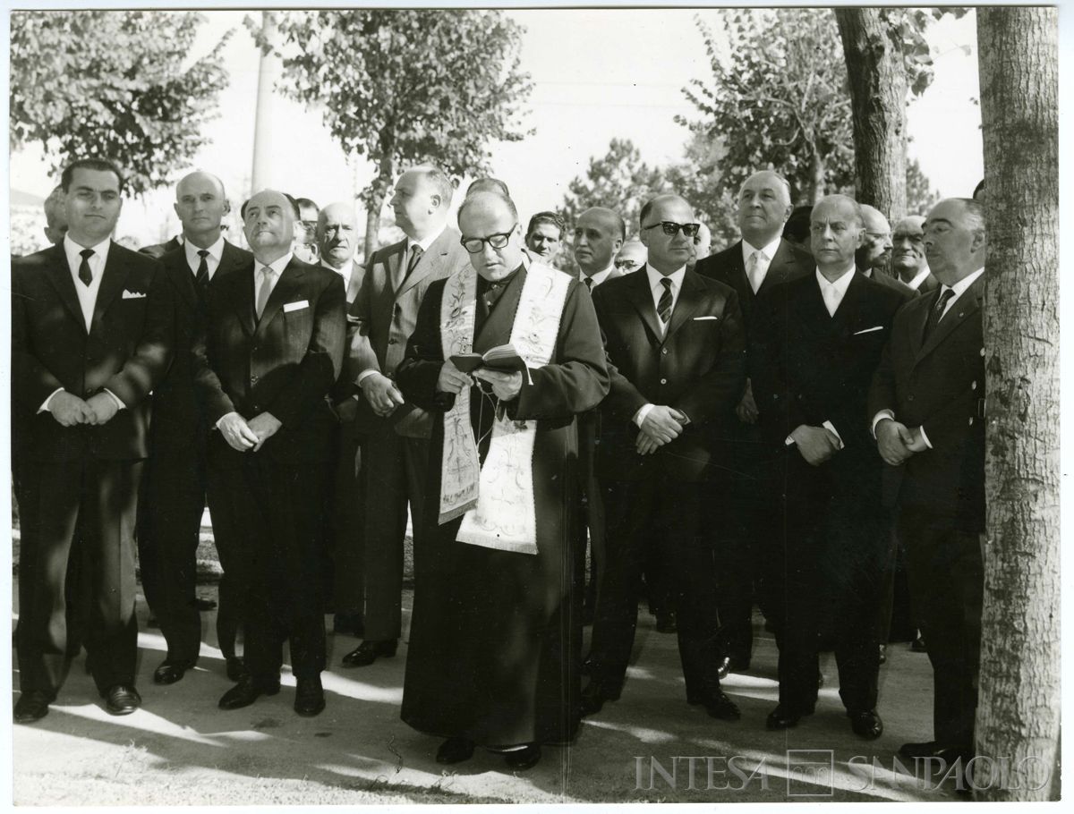 Il parroco di Mirandola mons. Ruggero Golinelli durante la benedizione del nuovo padiglione dell'Asilo infantile, 19 ottobre 1964 (foto G. Trentini)