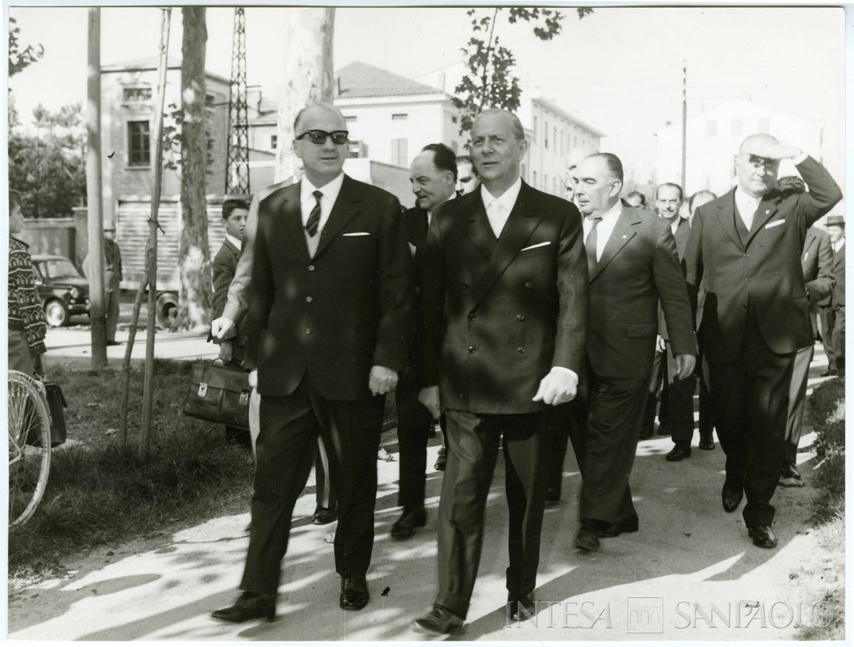 In primo piano Dell'Amore Giordano (a destra) e il sindaco di Mirandola Gelsomino Gherardi, 19 ottobre 1964 (foto G. Trentini)