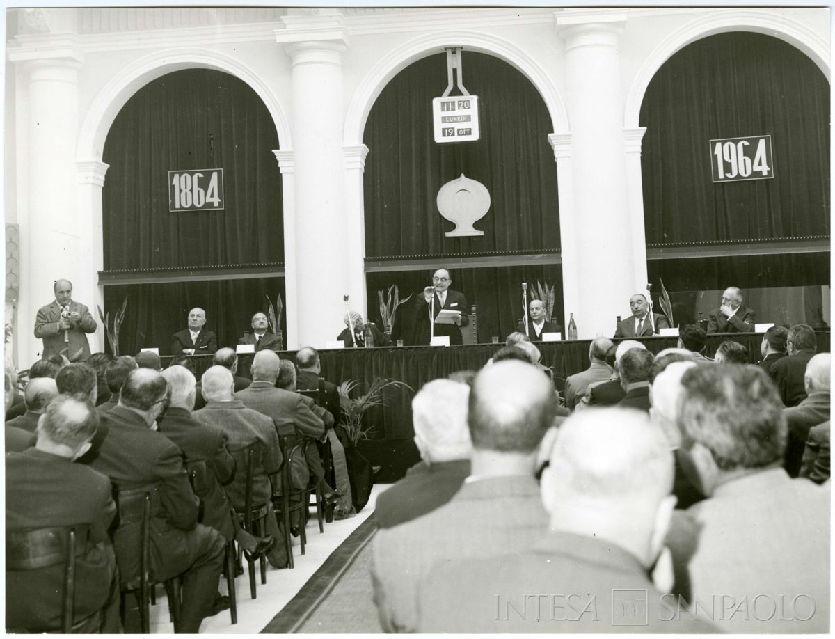 Celebrazione del centenario della Cassa di Risparmio di Mirandola: intervento del sottosegretario al Ministero del Tesoro Giuseppe Belotti (al centro), 19 ottobre 1964 (foto G. Trentini)
