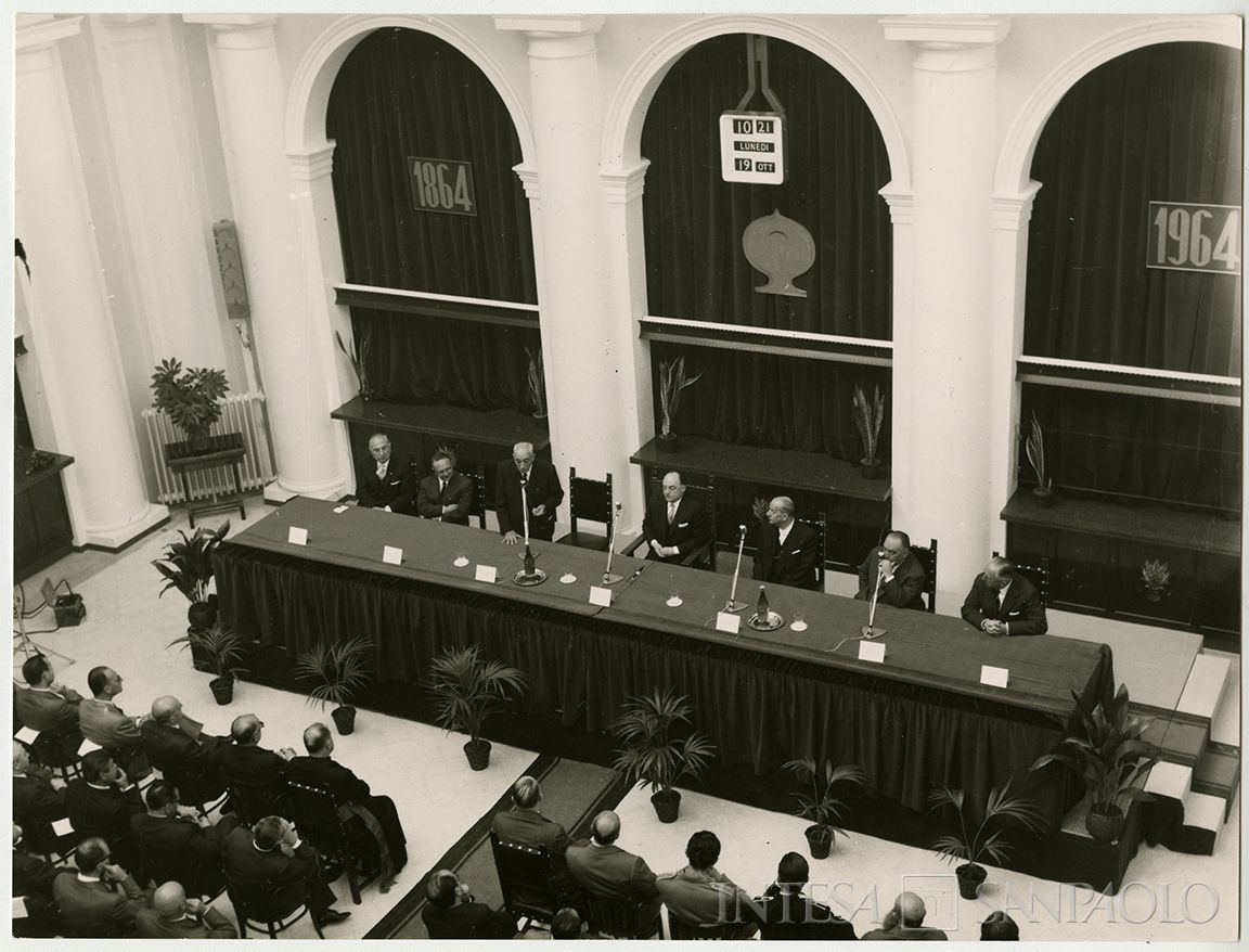 Celebrazione del centenario della Cassa di Risparmio di Mirandola: intervento del presidente della Cassa Mario Merighi 19 ottobre 1964 (foto G. Trentini)