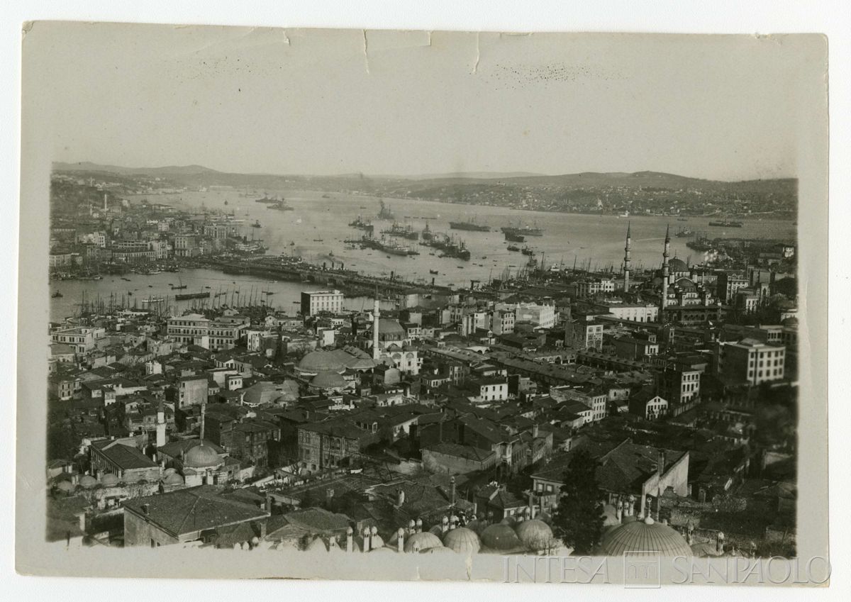 Costantinopoli con il Ponte di Galata e il Corno d'Oro, ultimo quarto 1800 - 1926 (fotografo sconosciuto)
