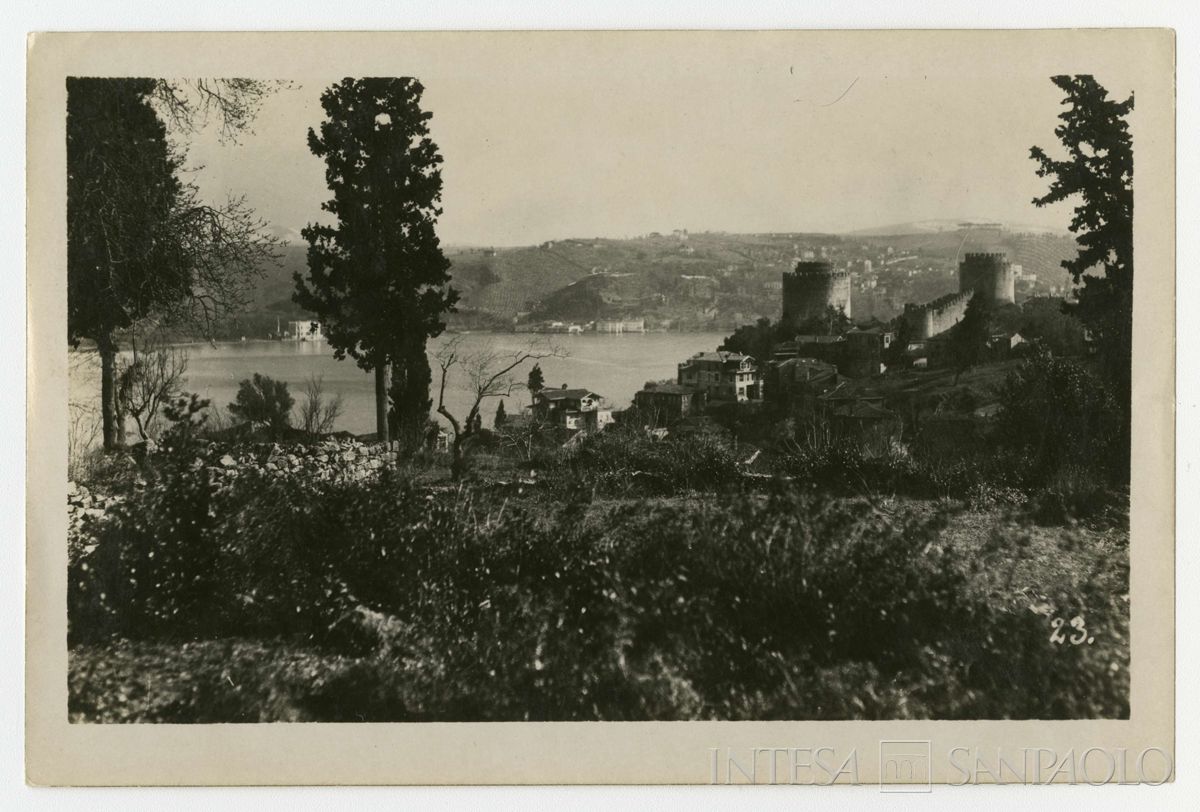 Costantinopoli, fortezza di Rumeli Hisari, o Castello d'Asia, e vista del Bosforo, ultimo quarto 1800 - 1926 (fotografo sconosciuto)