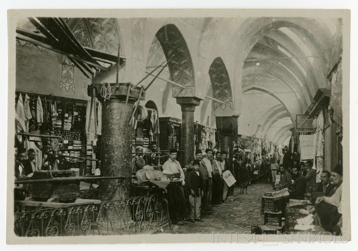 Interno del Grande Bazar (Kapali carsi) a Costantinopoli, fine XIX secolo (Sébah & Joaillier)